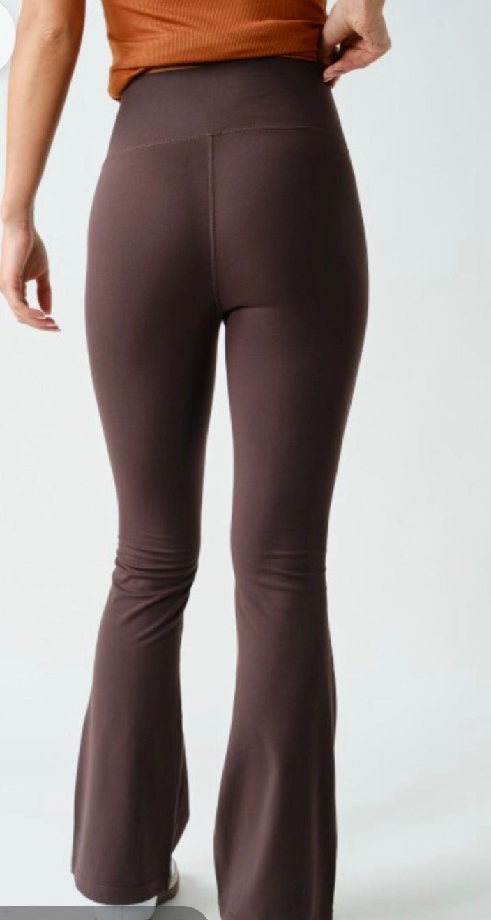 Go-To Flare Legging (brown)