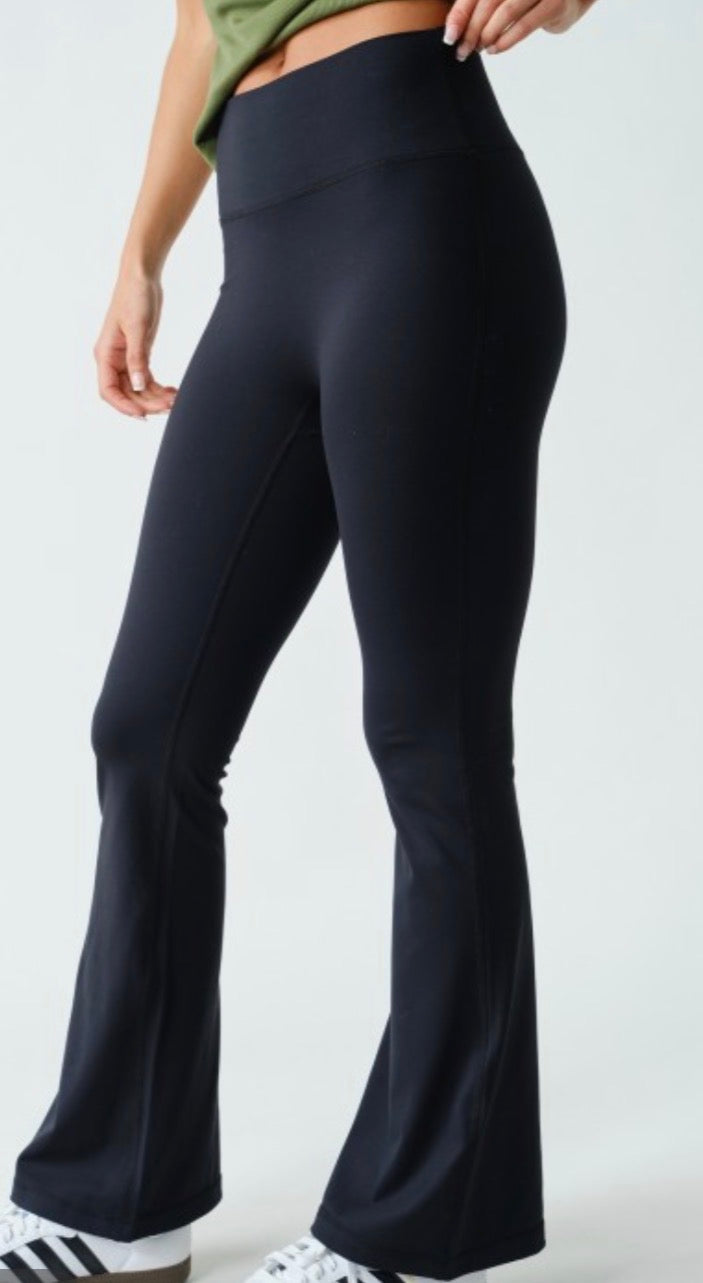 Go-To Flare Legging (black)