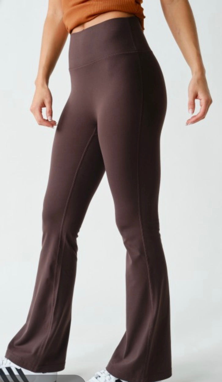 Go-To Flare Legging (brown)